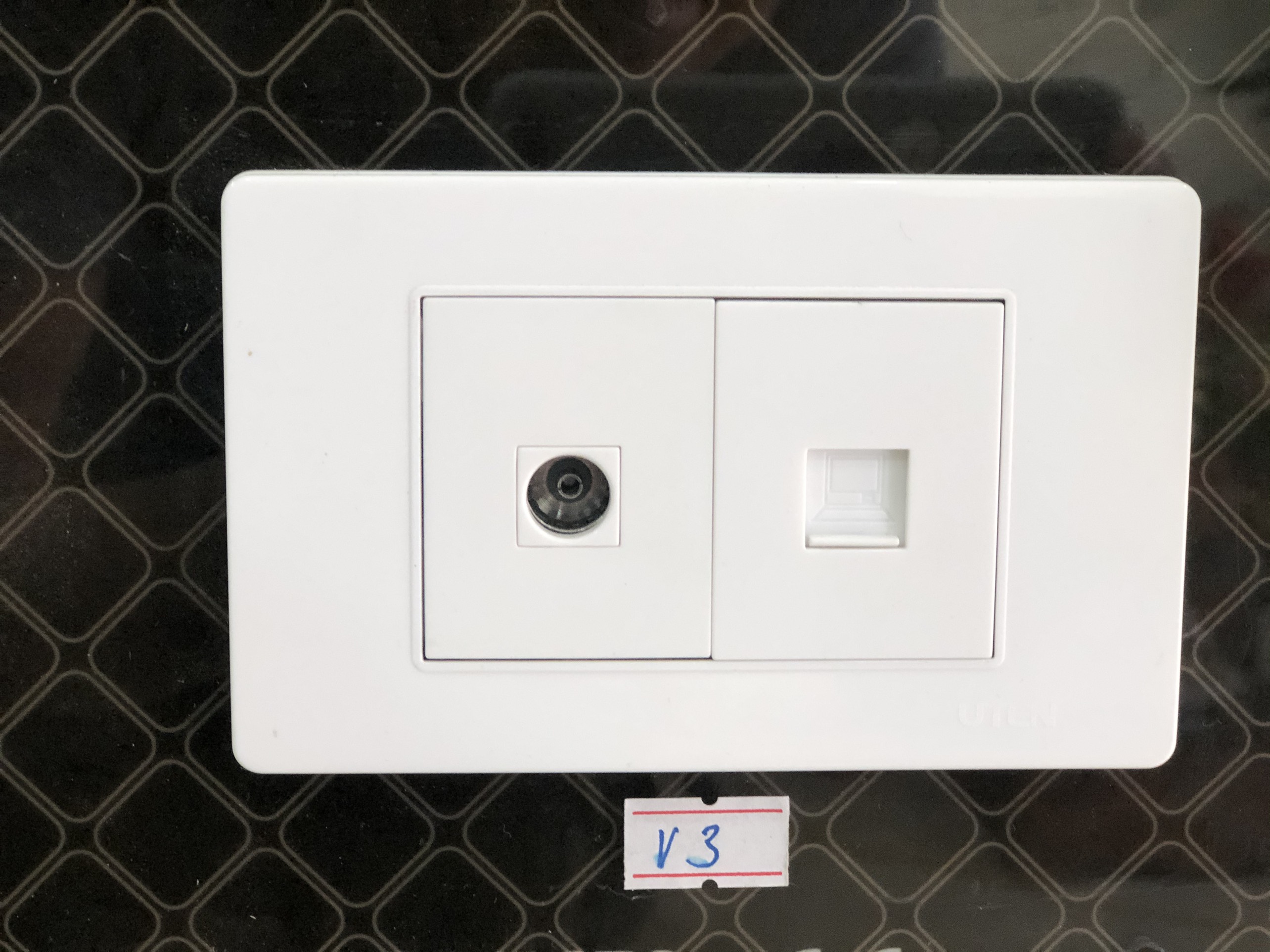 Công tắc ổ cắm Uten V3